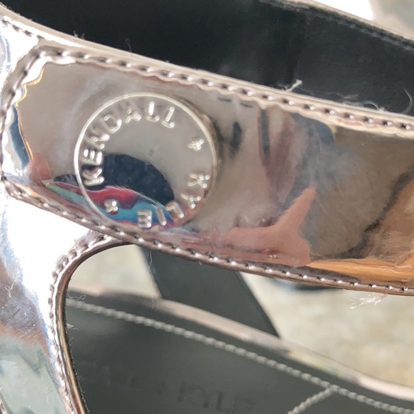 HP⭐️ Kendall & Kylie NWOT Metallic Sandals Studded Block Heels Velcro… - Picture 10 of 10